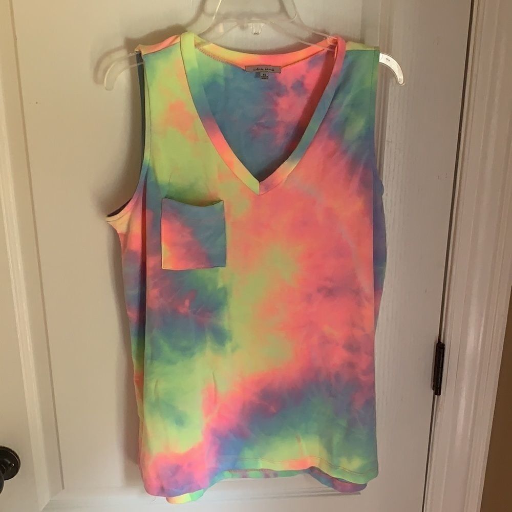 New White Birch tie dye v-neck top with pocket